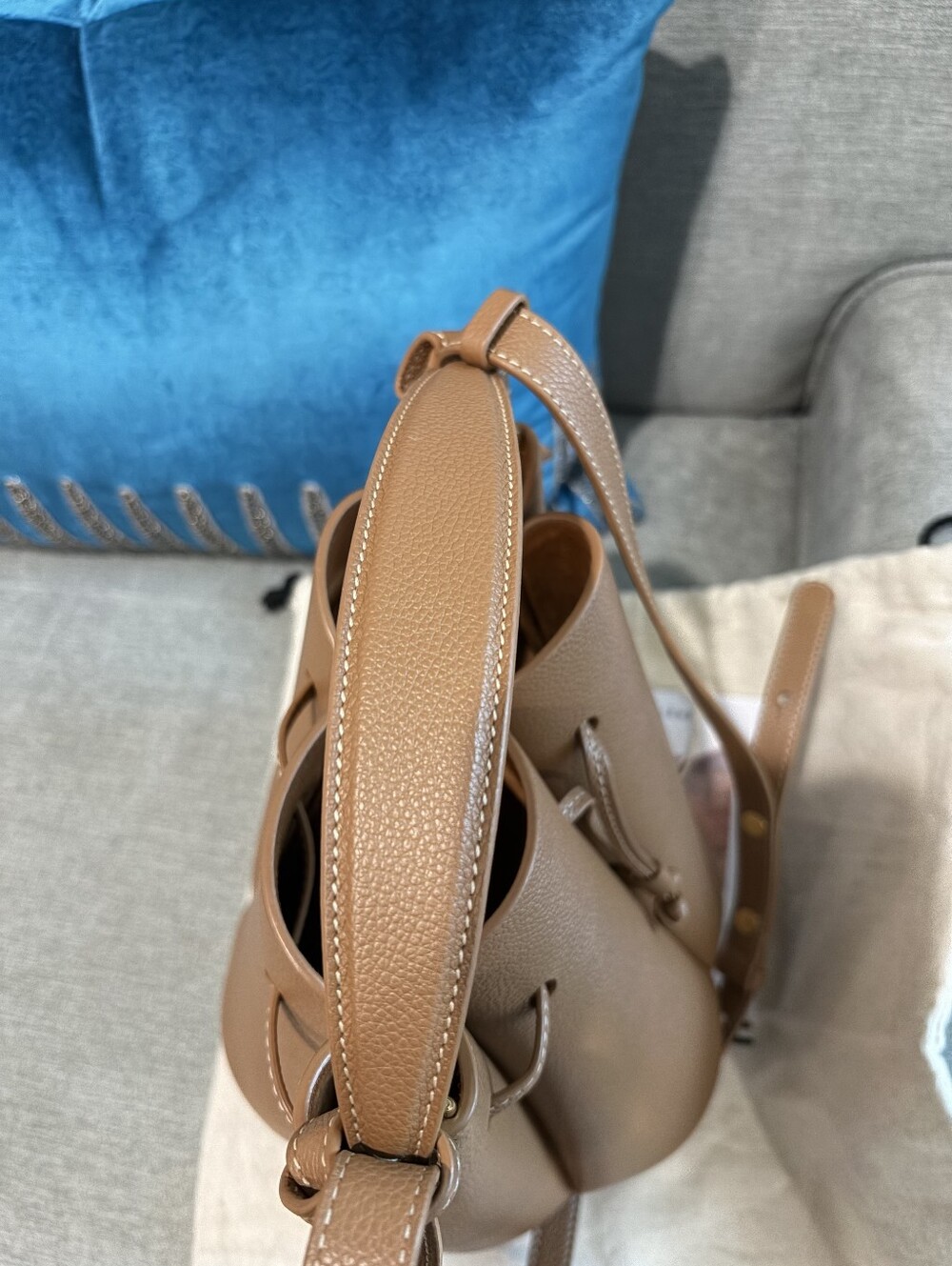 Polène Numéro Huit Tan Pebbled Leather Bucket Handbag/shoulder bag/ crossbody - Picture 6 of 13